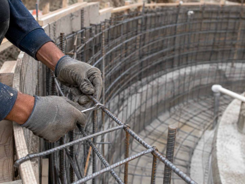 Armado de hierro del vaso de una piscina de obra en construcción en Madrid