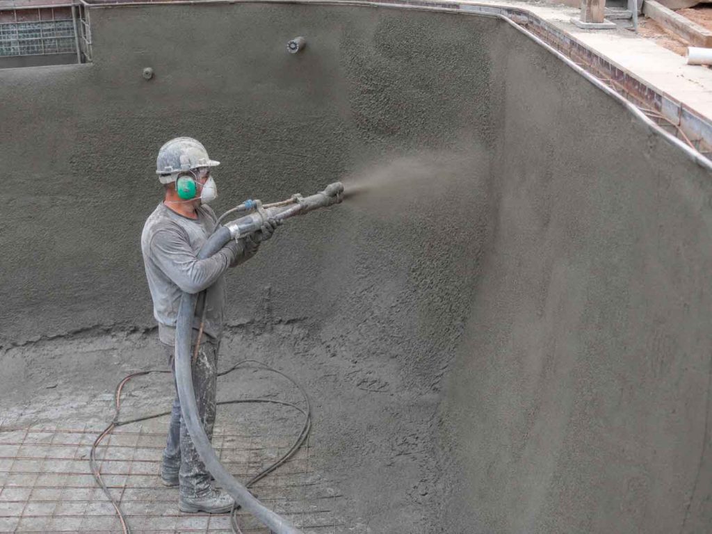 Gunitado de piscina, proyección de hormigón sobre la estructura