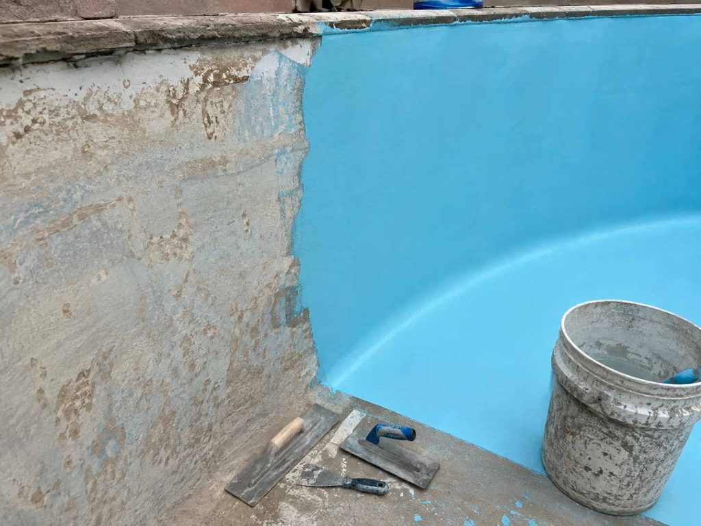 Reforma de revestimiento de piscina en Madrid, contraste antiguo y nuevo