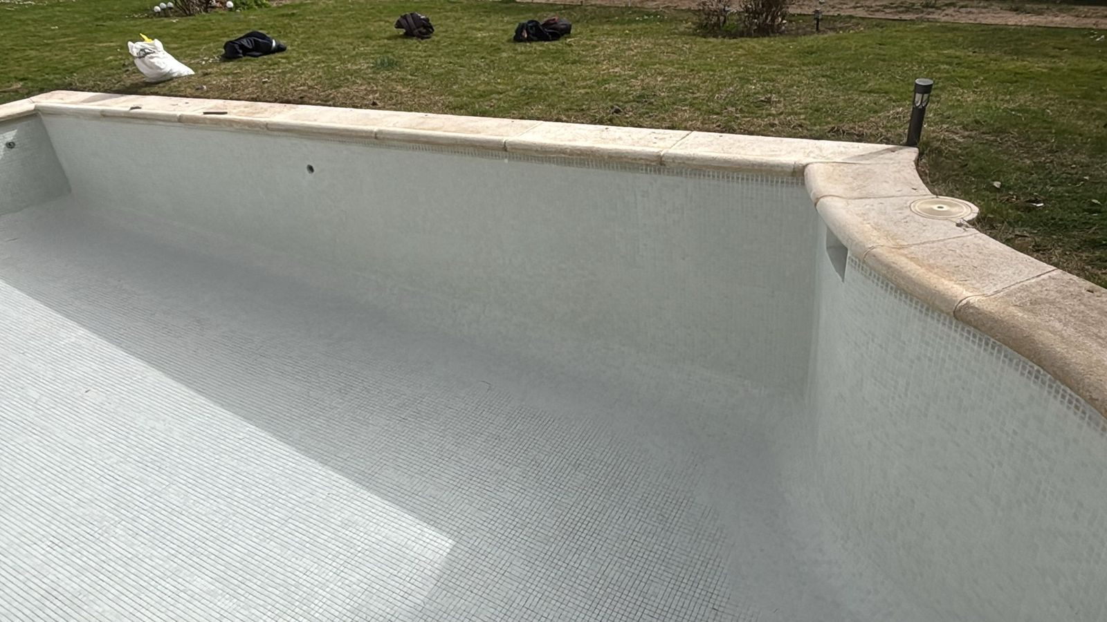 Detalle de la coronación y el revestimiento de una piscina de obra