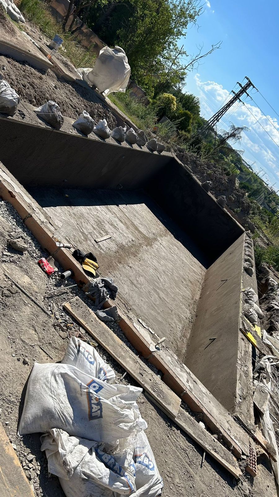 Excavación del vaso de una piscina de obra nueva con la máquina y el terreno abierto