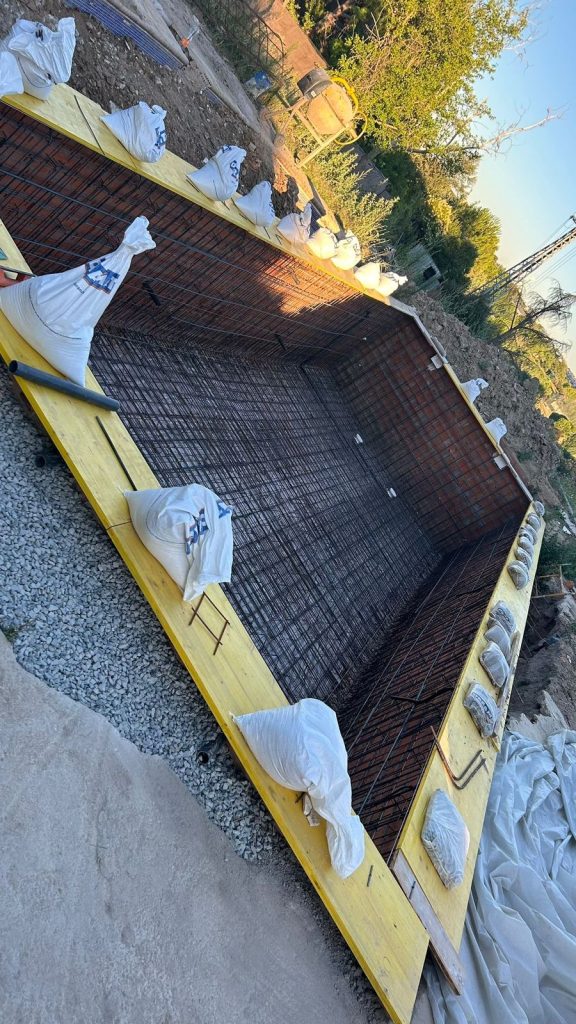 Armado de hierro y mallazo montado en el vaso de la piscina antes de proyectar el hormigon