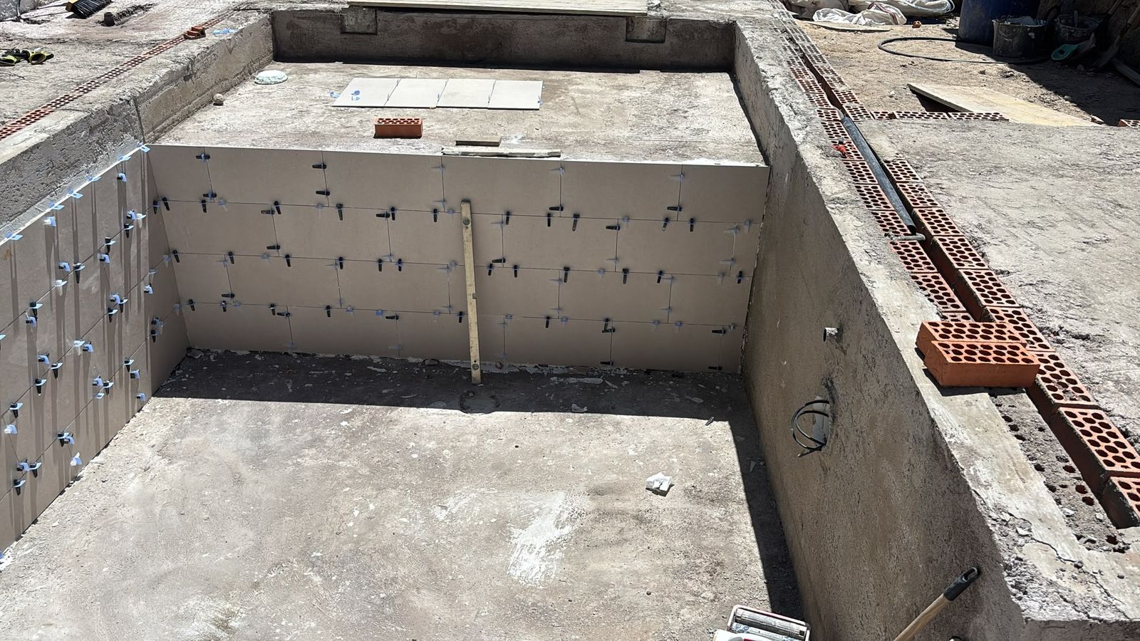 Vaso de piscina impermeabilizado, con la capa continua terminada antes de colocar el revestimiento