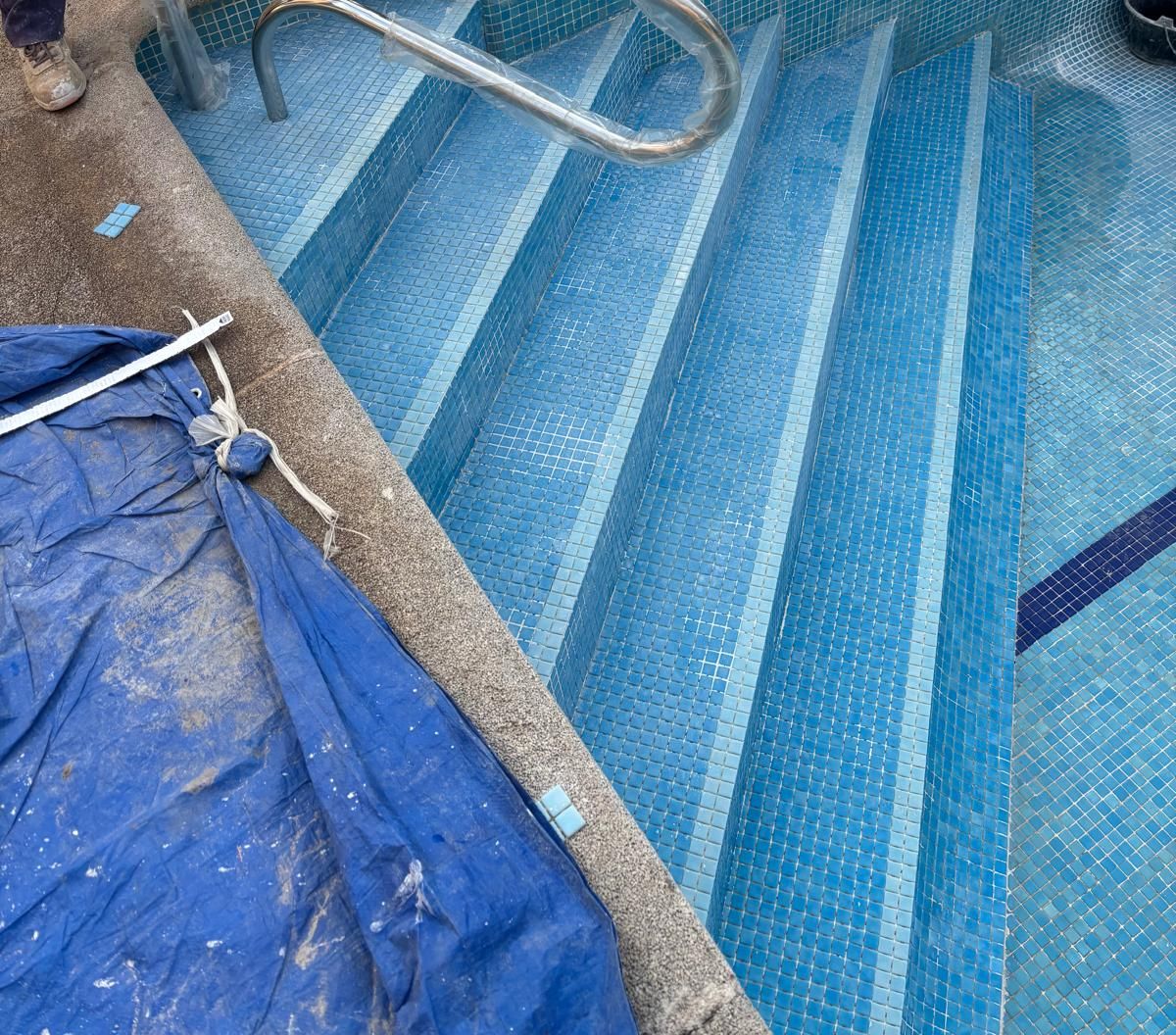 Instalación de la barandilla de acero inoxidable sobre la escalera de una piscina revestida de gresite
