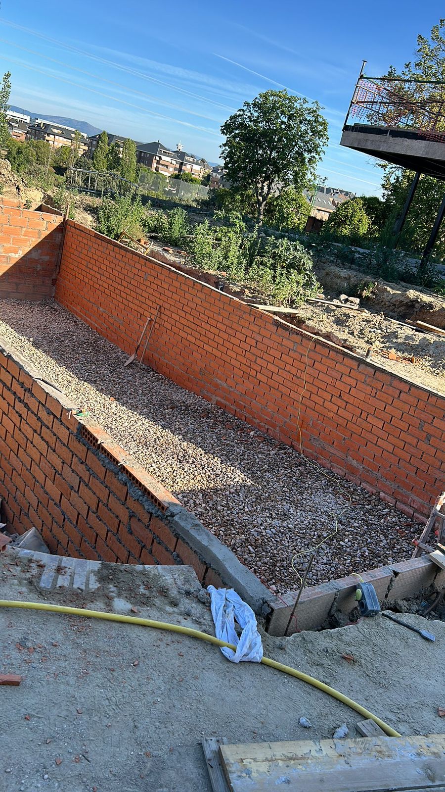 Muro de contención de ladrillo ejecutado junto al vaso de una piscina de obra