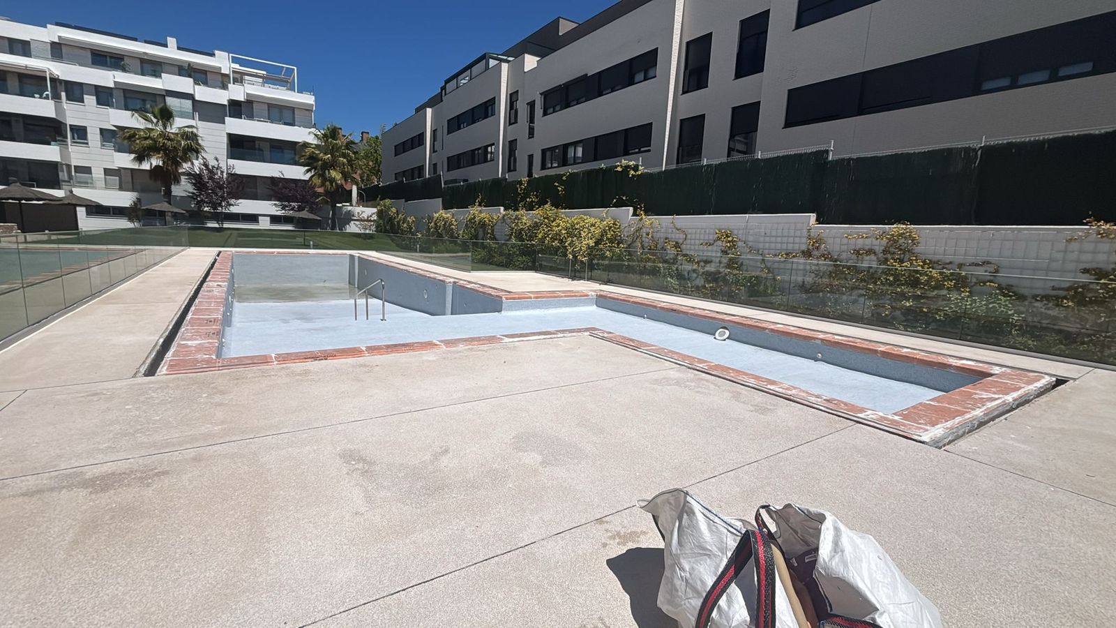 Piscina con el vaso de hormigón vacío, revisando el estado de la estructura antes de reparar