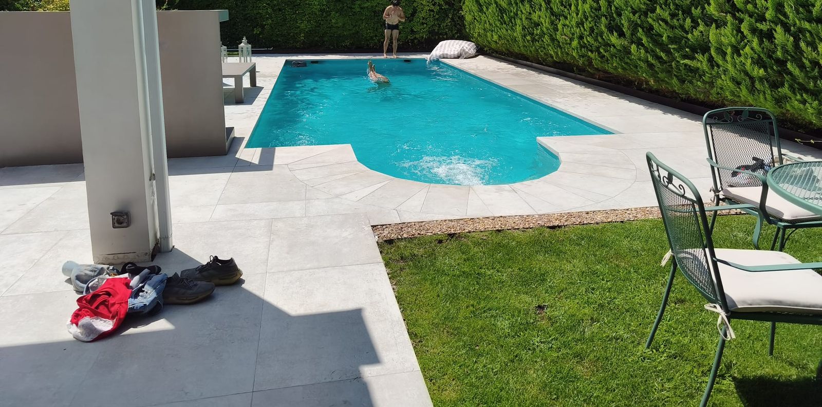 Piscina de obra de forma libre terminada en el jardín de una vivienda