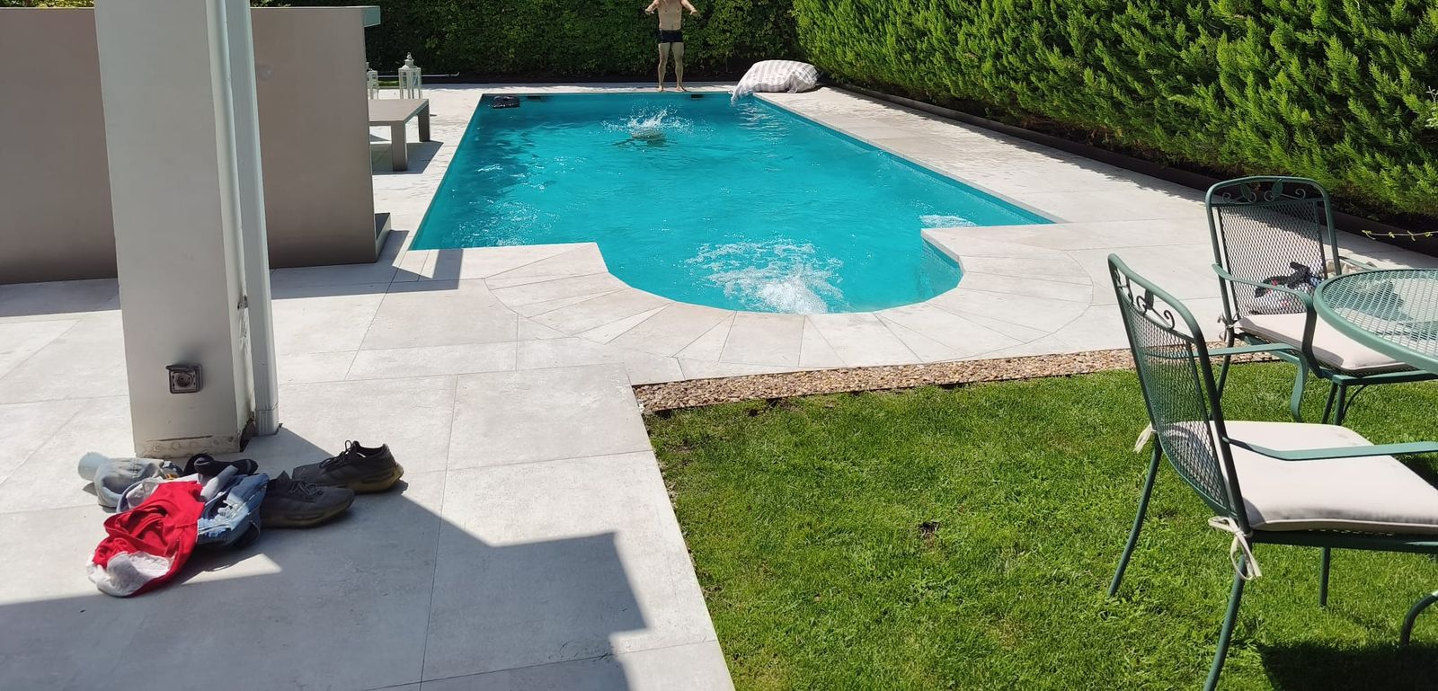 Piscina de forma libre terminada con agua turquesa