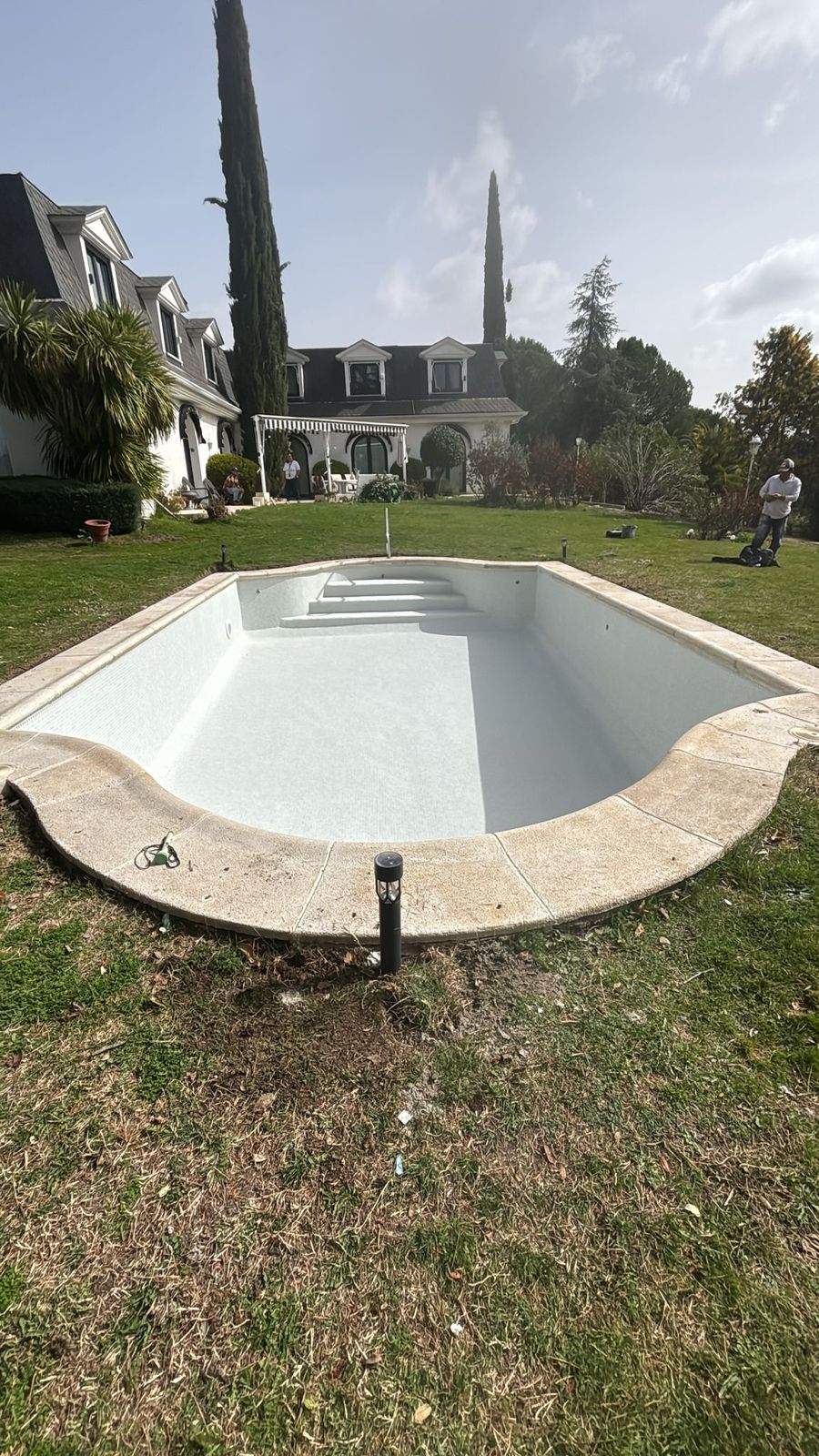 Piscina de obra terminada en el jardín de un chalet de la Comunidad de Madrid