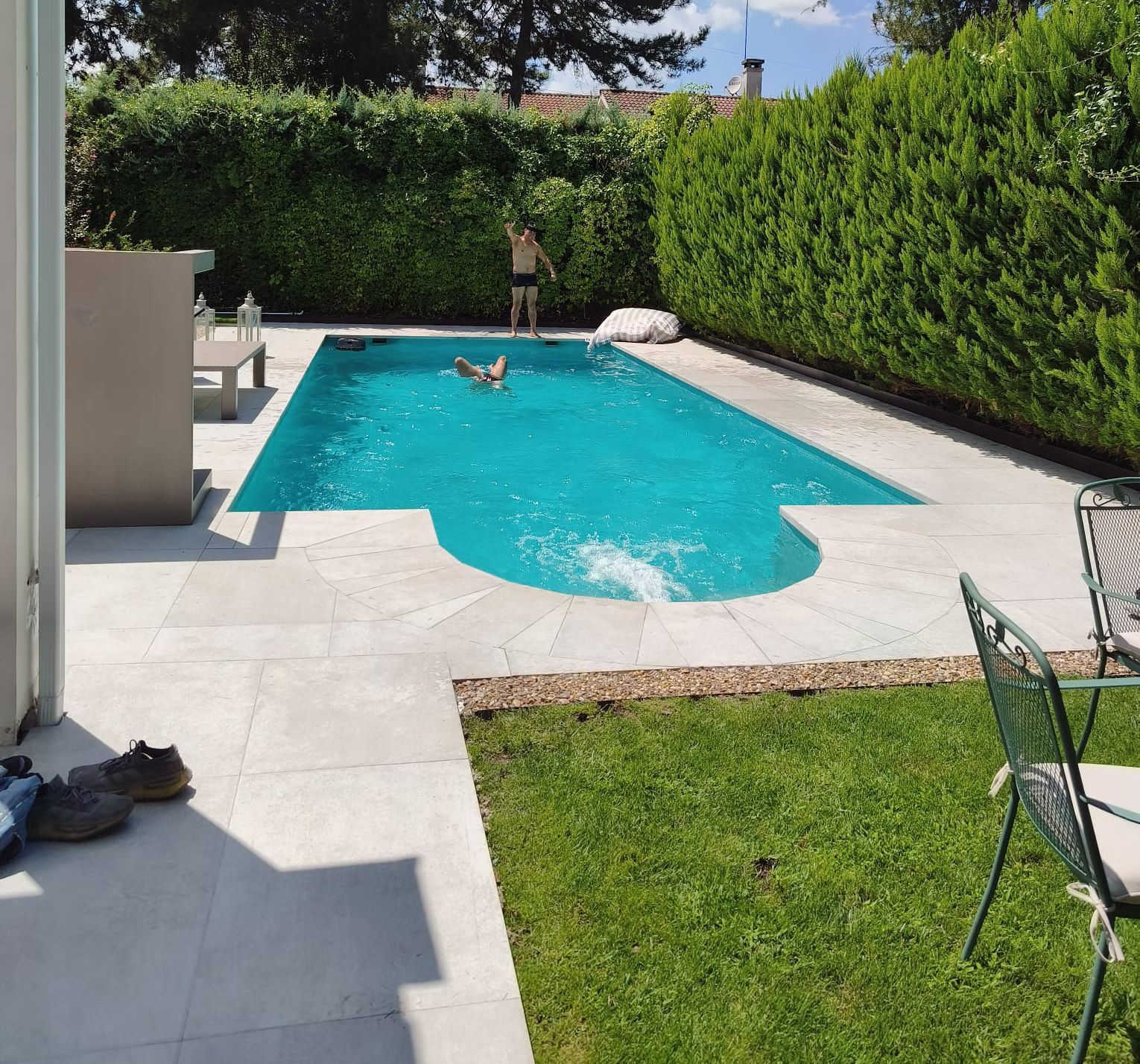 Piscina de obra terminada con jardín alrededor, lista para el mantenimiento periódico