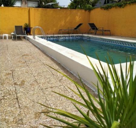Piscina rectangular terminada junto a un muro, en parcela de chalet