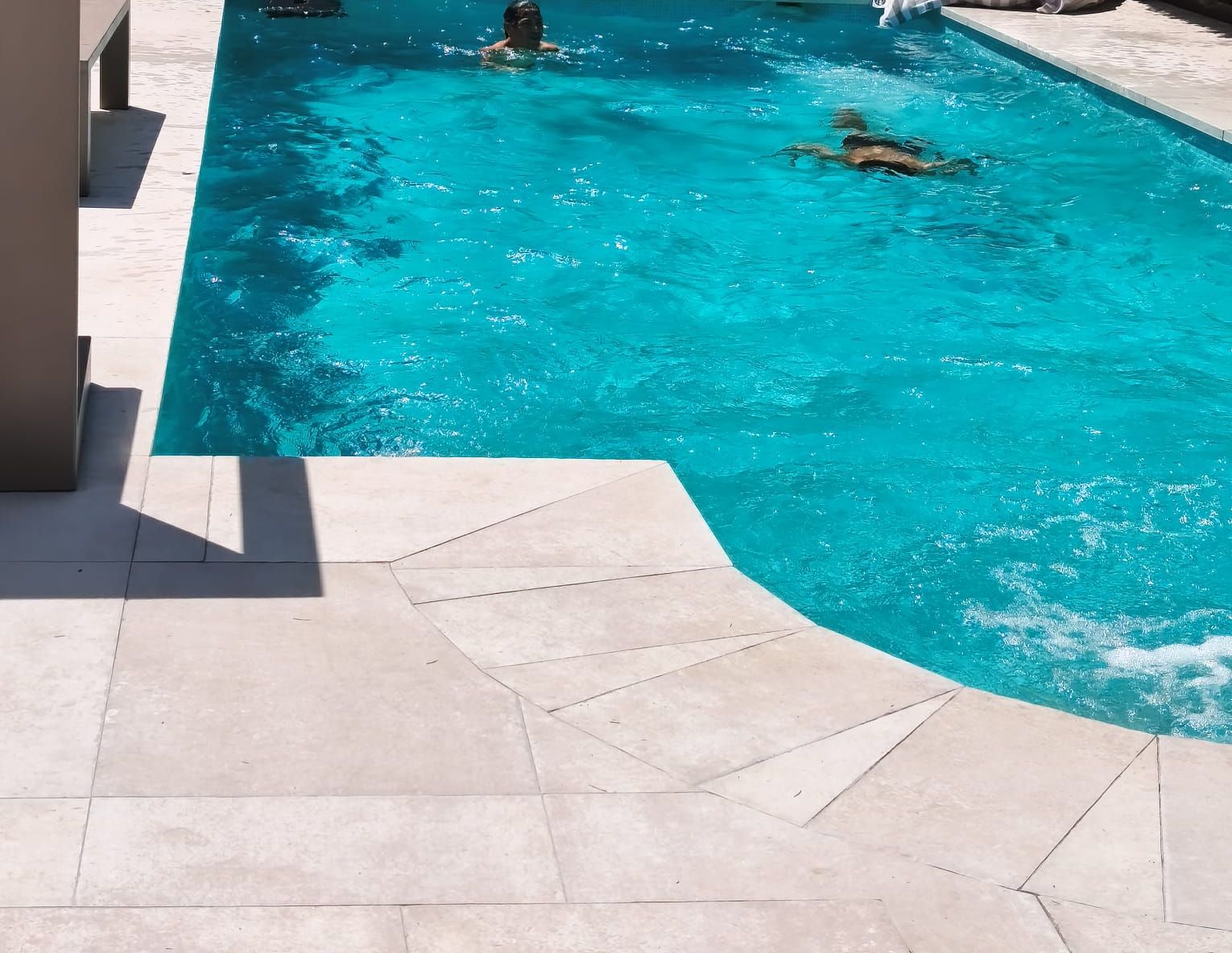Piscina de chalet con el agua turquesa y transparente tras una visita de mantenimiento