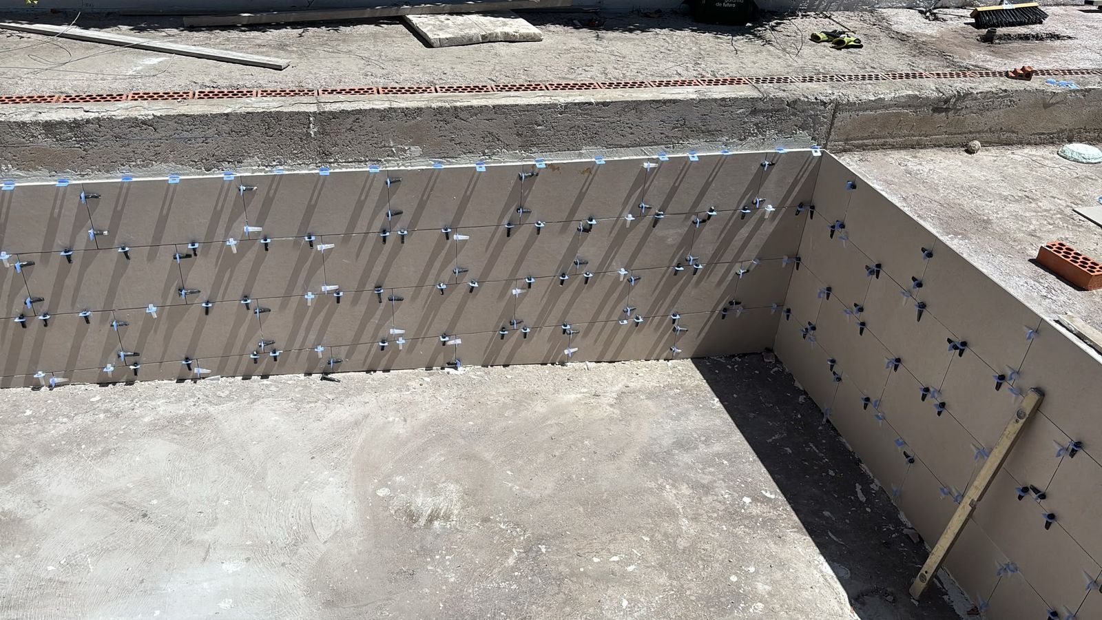 Vaso de piscina con el mortero impermeabilizante aplicado tras reparar una grieta estructural